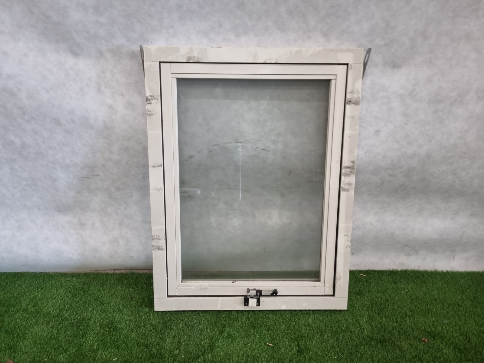 Uitzetraam met sluiting en slot - dubbel glas (104 x 135 cm) - SALE25114