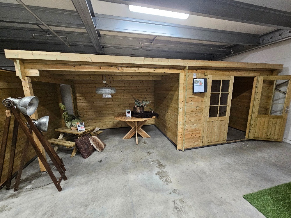 Van Kooten Tuin en Buitenleven Tuindeco Freddy blokhut 300x250 cm + luifel 298 cm - groen ge&iuml;mpregneerd - inclusief composiet funderingsbalken, exclusief dakbedekking - Showmodel Hoofddorp- Lessenaarsdak- Ge&iuml;mpregneerd vu