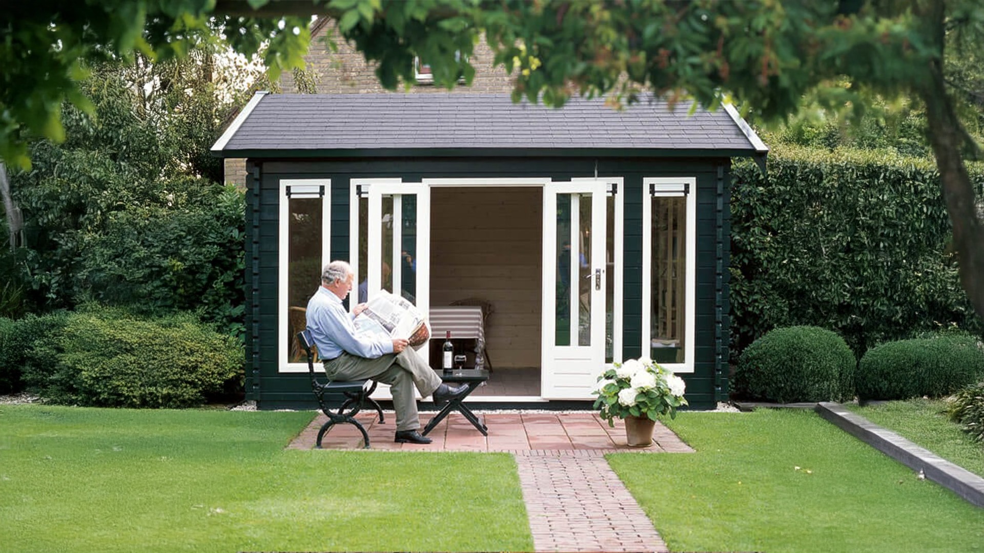Lugarde Blokhut B13 400x300 cm - 44 mm- Zadeldak- Onbehandeld vurenhout- Lugarde afbeelding