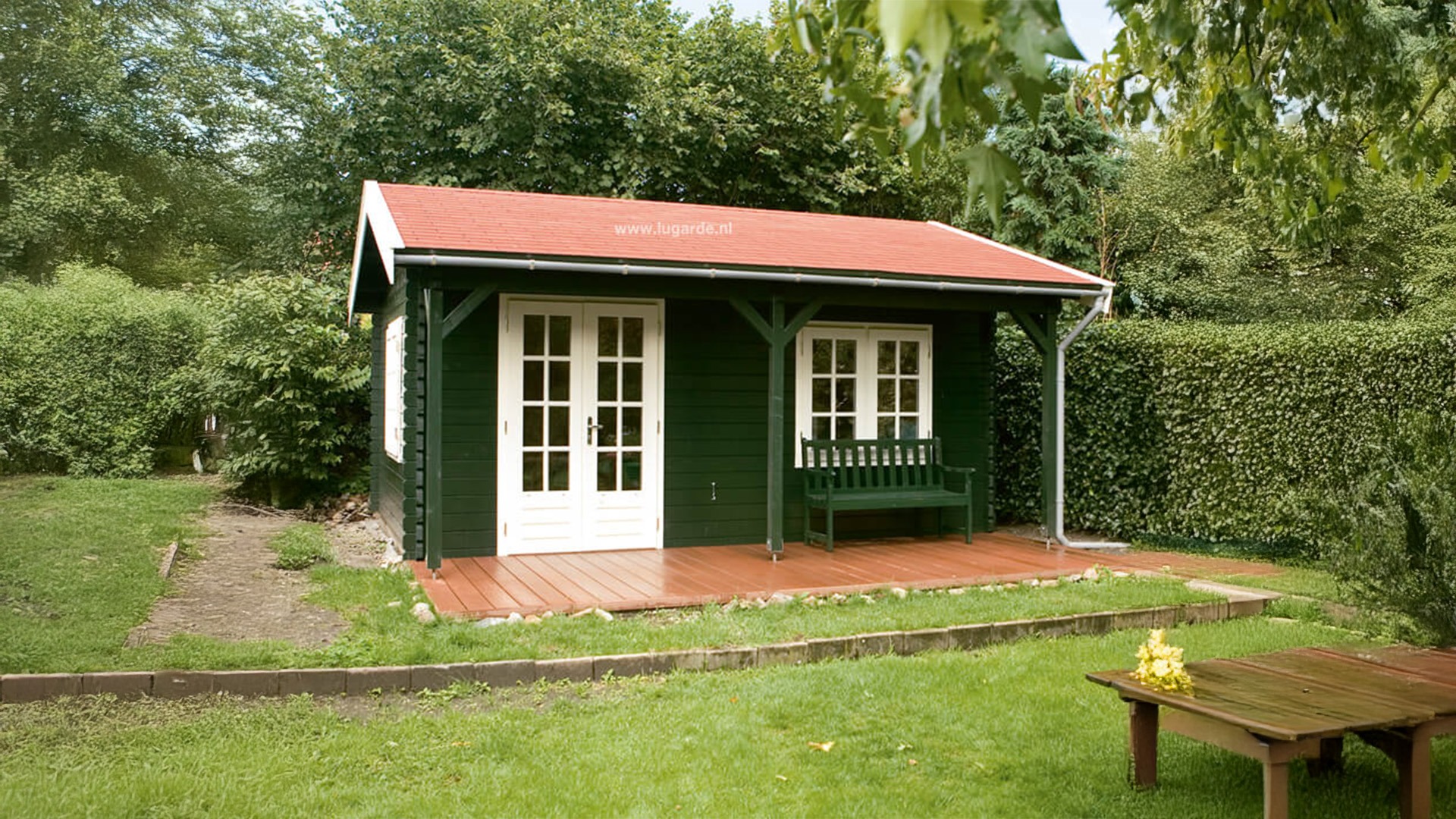 Lugarde Blokhut B16 400x400 cm - 44 mm- Zadeldak- Onbehandeld vurenhout- Lugarde afbeelding