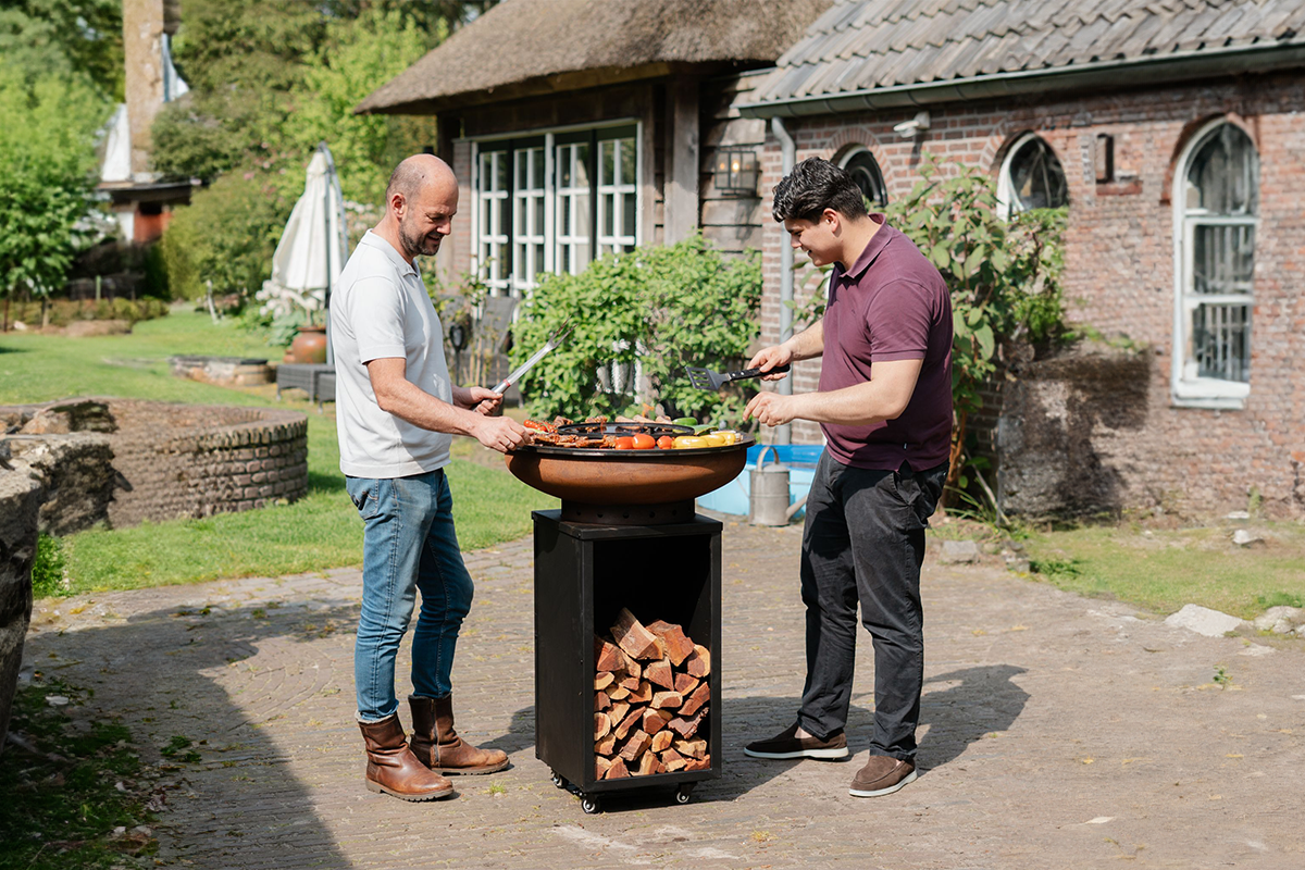 RJRoyal Living Camarada Base Black top Corten barbecue incl. houtopslag Ø70 cm