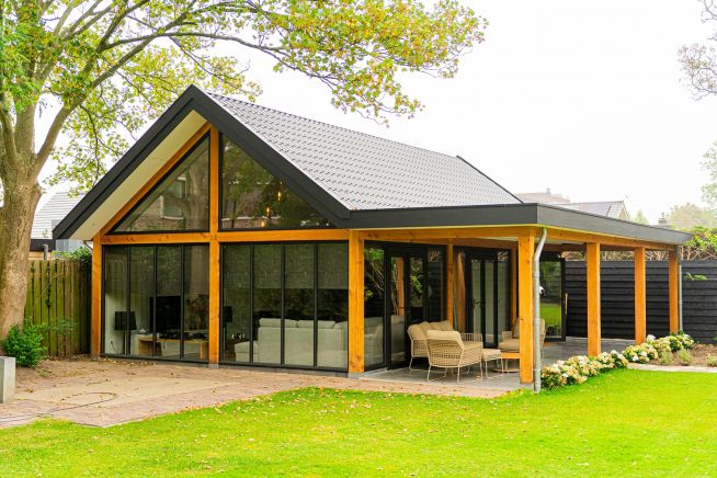 Buitenverblijf Zadeldak XXL 1145x700 cm + veranda 350 cm - Oud-Beijerland