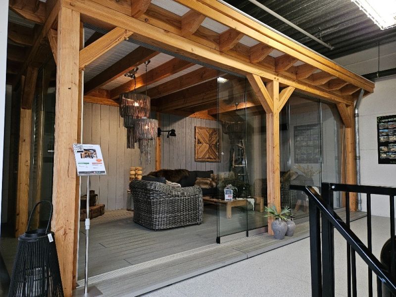 Douglasvision Overkapping Prestige 600x350 cm met glasschuifwand aan voor- en linkerzijde, achterwand en rechterwand enkelzijdig sponningplank grijs gecoat, dakplanken wit gecoat - incl. zinken afvoerbuis en composiet vlonder - Showmodel Hoofddorp Douglasvision Overkapping Prestige 600x350 cm met glasschuifwand aan voor- en linkerzijde, achterwand en rechterwand enkelzijdig sponningplank grijs gecoat, dakplanken wit gecoat - incl. zinken afvoerbuis en composiet vlonder - Showmodel Hoofddorp