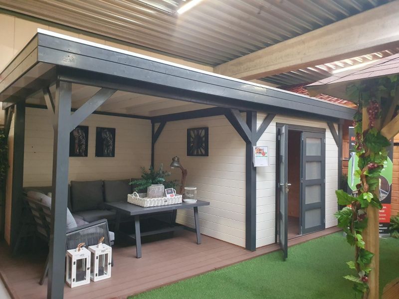 Blokhut Bosuil 600x300 cm - extern gespoten - incl. hardhouten onderbalk, aluminium daktrim, extra wand van 1 meter + paal en vlonder - excl. dakbedekking - Showmodel Wommelgem Blokhut Bosuil 600x300 cm - extern gespoten - incl. hardhouten onderbalk, aluminium daktrim, extra wand van 1 meter + paal en vlonder - excl. dakbedekking - Showmodel Wommelgem