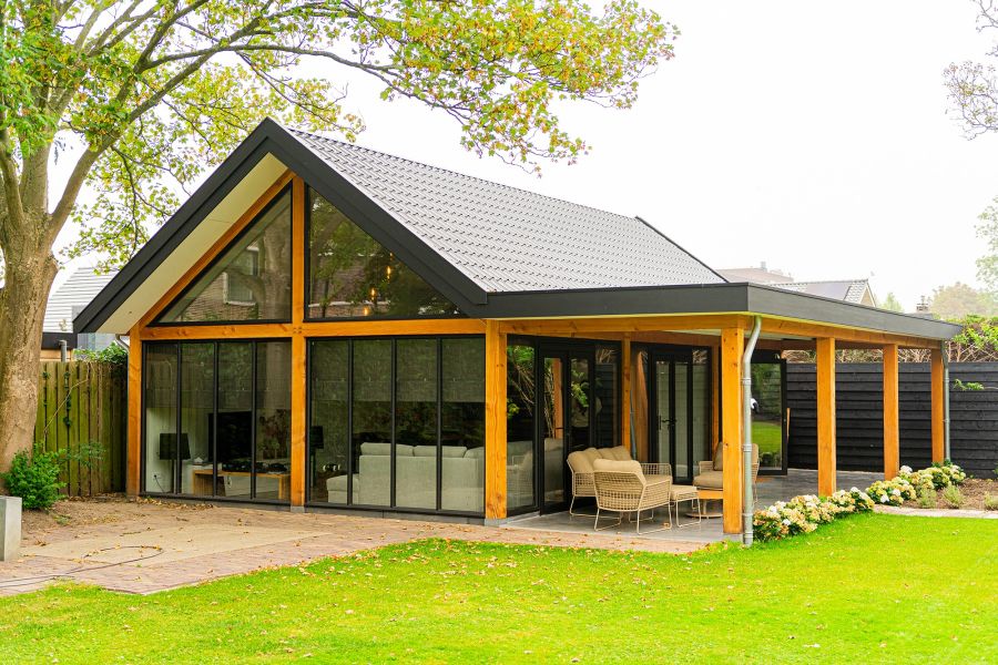 Buitenverblijf Zadeldak XXL 1145x700 cm + veranda 350 cm - Oud-Beijerland