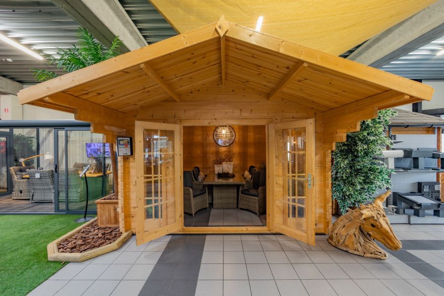 Tuindeco Sören blokhut 380x380 cm + luifel 150 cm - incl. composiet funderingsbalken en groene dakshingles - Showmodel Wommelgem Tuindeco Sören blokhut 380x380 cm + luifel 150 cm - incl. composiet funderingsbalken en groene dakshingles - Showmodel Wommelgem