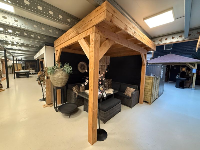 Overkapping 300x250 cm vuren Red Class Wood geïmpegneerd met gepotdekselde wanden - excl. dakbedekking - Showmodel Numansdorp