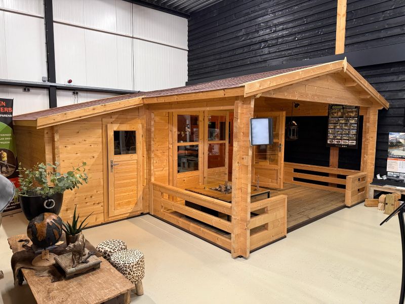 Tuindeco Manchester Blokhut 440x440 cm + overkapping 223 cm 58 mm vuren blank incl. dakshingles en vloer - Showmodel Numansdorp Tuindeco Manchester Blokhut 440x440 cm + overkapping 223 cm 58 mm vuren blank incl. dakshingles en vloer - Showmodel Numansdorp