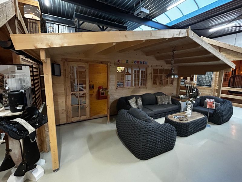 Tuindeco Piet blokhut 595x300 cm + luifel 200 cm - inclusief zwarte dakshingles, dakgoot, binnenvloer en composiet funderingsbalken - Showmodel Numansdorp Tuindeco Piet blokhut 595x300 cm + luifel 200 cm - inclusief zwarte dakshingles, dakgoot, binnenvloer en composiet funderingsbalken - Showmodel Numansdorp