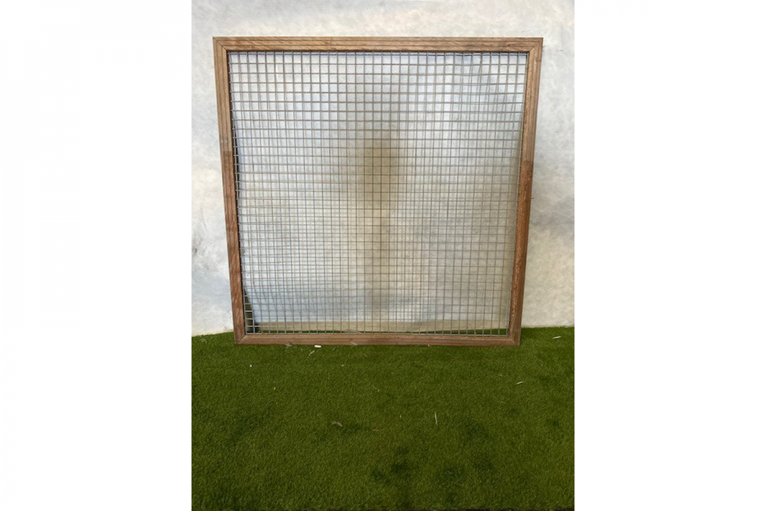 1 stuk beschikbaar: Gaas element met hardhouten kader 180x180 cm - licht beschadigd - SALE01783