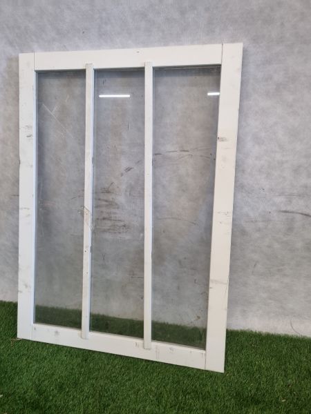 Wit houten raam – 130 x 95 cm, met losse verticale tussenstukken - SALE25085