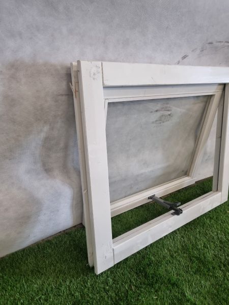 Uitzetraam wit gespoten – met kozijn (94,5 x 78 cm) - 2 stuks beschikbaar - SALE25119
