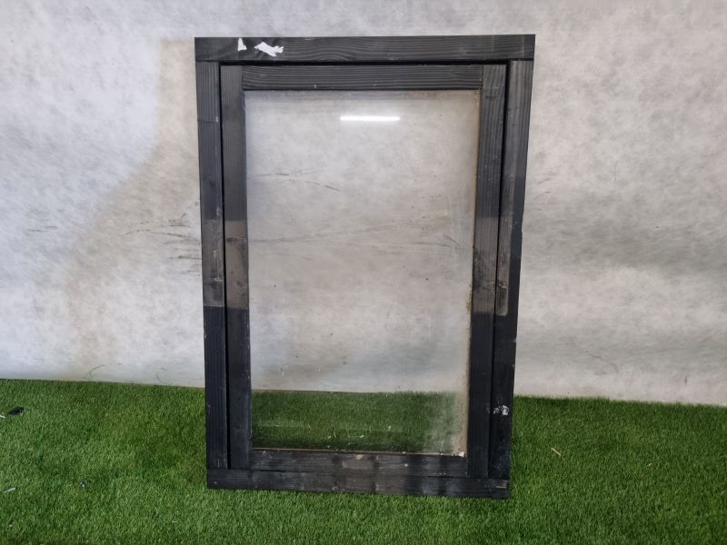 3 stuks beschikbaar: Kozijn met los raam 130x90 cm - SALE25144