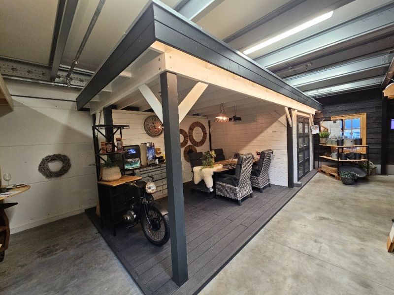 Blokhut Bosuil 300x300 cm + luifel 400 cm - antraciet en wit gecoat - incl. EPDM, aluminium daktrim en antraciet vlonder - Showmodel Hoofddorp