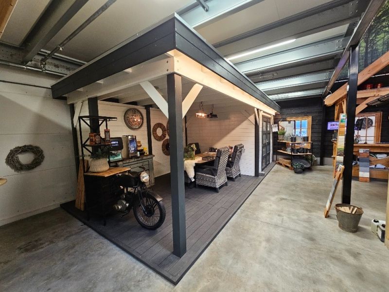 Blokhut Bosuil 300x300 cm + luifel 400 cm - antraciet en wit gecoat - incl. EPDM, aluminium daktrim en antraciet vlonder - Showmodel Hoofddorp