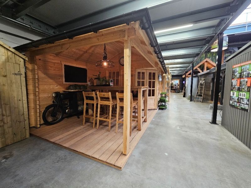 Tuindeco Jannie hoekblokhut 300x300 cm + zijluifel 275 cm - vuren blank incl. zwarte dakshingles (excl. achterzijde) antraciet goot (driezijdig) en composiet funderingsbalken, excl. vlonder - Showmodel Hoofddorp