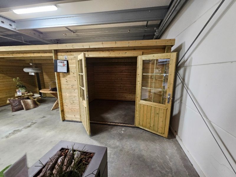Tuindeco Freddy blokhut 300x250 cm + luifel 298 cm - groen geïmpregneerd - inclusief composiet funderingsbalken, exclusief dakbedekking - Showmodel Hoofddorp