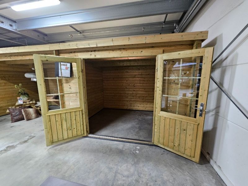 Tuindeco Freddy blokhut 300x250 cm + luifel 298 cm - groen geïmpregneerd - inclusief composiet funderingsbalken, exclusief dakbedekking - Showmodel Hoofddorp