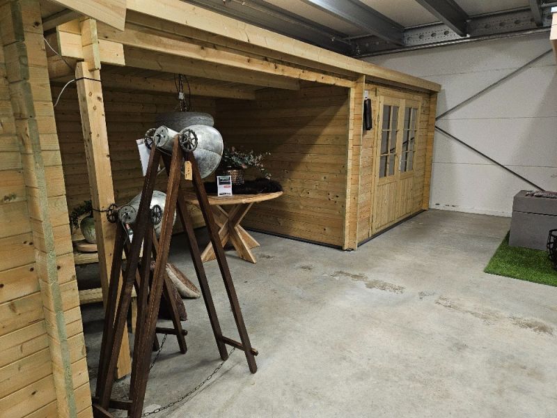 Tuindeco Freddy blokhut 300x250 cm + luifel 298 cm - groen geïmpregneerd - inclusief composiet funderingsbalken, exclusief dakbedekking - Showmodel Hoofddorp