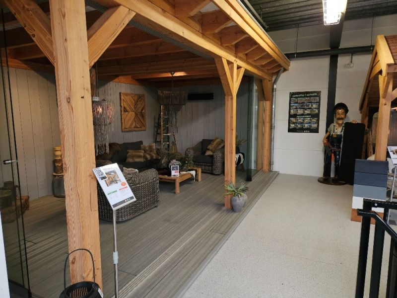 Douglasvision Overkapping Prestige 600x350 cm met glasschuifwand aan voor- en linkerzijde, achterwand en rechterwand enkelzijdig sponningplank grijs gecoat, dakplanken wit gecoat - incl. zinken afvoerbuis en composiet vlonder - Showmodel Hoofddorp