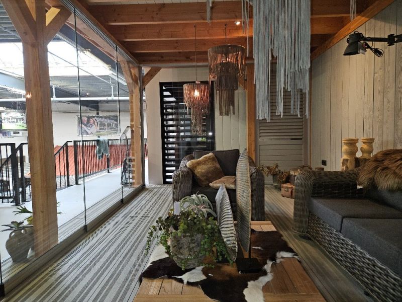 Douglasvision Overkapping Prestige 600x350 cm met glasschuifwand aan voor- en linkerzijde, achterwand en rechterwand enkelzijdig sponningplank grijs gecoat, dakplanken wit gecoat - incl. zinken afvoerbuis en composiet vlonder - Showmodel Hoofddorp