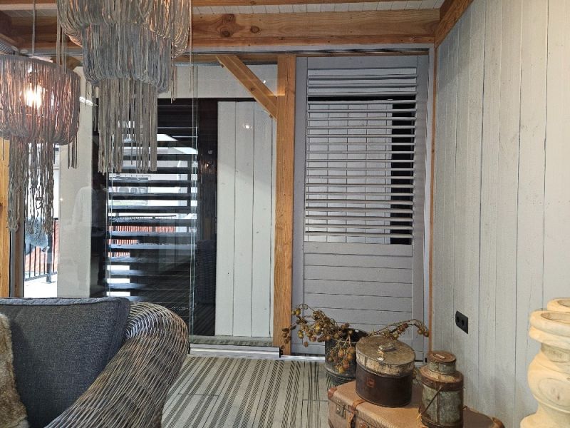 Douglasvision Overkapping Prestige 600x350 cm met glasschuifwand aan voor- en linkerzijde, achterwand en rechterwand enkelzijdig sponningplank grijs gecoat, dakplanken wit gecoat - incl. zinken afvoerbuis en composiet vlonder - Showmodel Hoofddorp