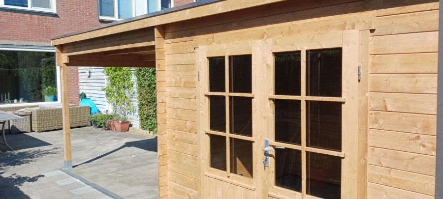 Tuindeco Freddy blokhut 300x250 cm + overkapping 298 cm 28 mm vuren bruin geïmpregneerd