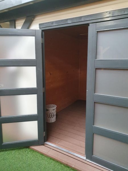 Blokhut Bosuil 600x300 cm - extern gespoten - incl. hardhouten onderbalk, aluminium daktrim, extra wand van 1 meter + paal en vlonder - excl. dakbedekking - Showmodel Wommelgem