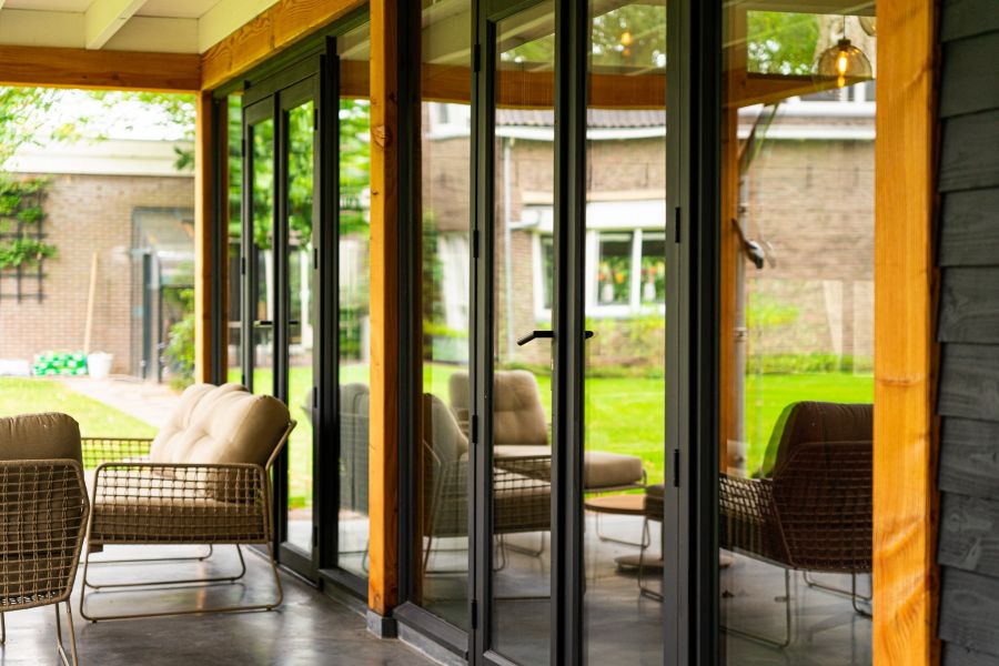 Buitenverblijf Zadeldak XXL 1145x700 cm + veranda 350 cm - Oud-Beijerland