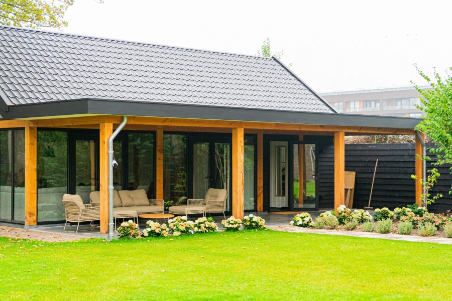 Buitenverblijf Zadeldak XXL 1145x700 cm + veranda 350 cm - Oud-Beijerland