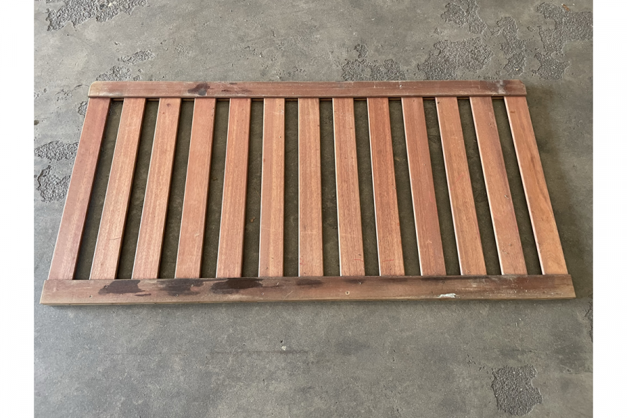 1 stuk beschikbaar: Bangkirai tuinhek Luxe recht 180x70 cm - Beschadigd - SALE01835