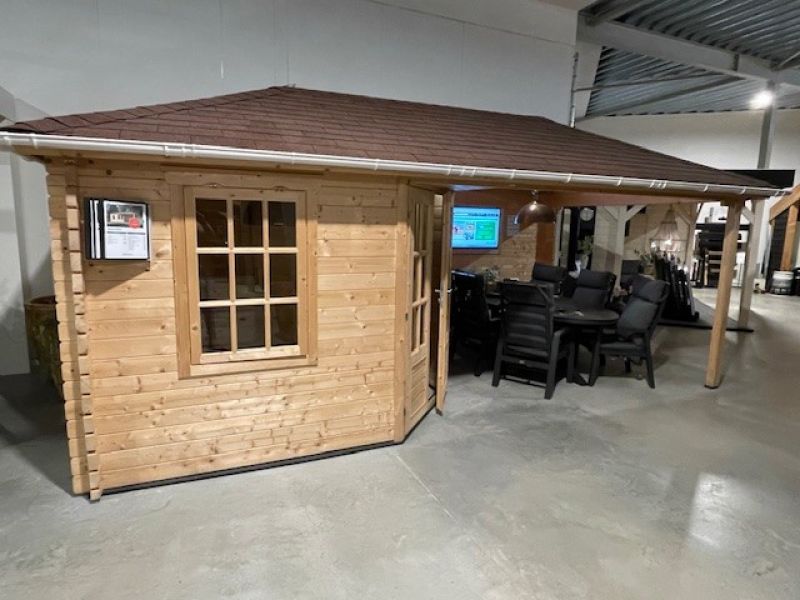 Tuindeco Jannie hoekblokhut 300x300 cm + zijluifel 275 cm - vuren blank incl. rode dakshingles (voorzijde), witte dakgoot en composiet funderingsbalken - excl. vlonder - Showmodel Amersfoort