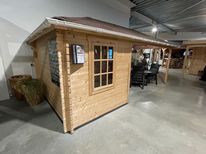 Tuindeco Jannie hoekblokhut 300x300 cm + zijluifel 275 cm - vuren blank incl. rode dakshingles (voorzijde), witte dakgoot en composiet funderingsbalken - excl. vlonder - Showmodel Amersfoort