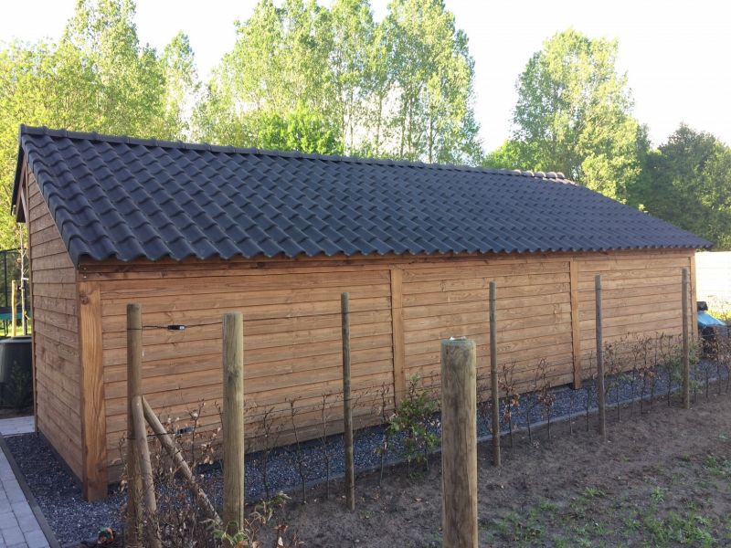 Lariks/Douglas kapschuur Boekelo met blanke Douglashouten wanden - ongezaagd houtpakket 900x340 cm - Bouwpakket