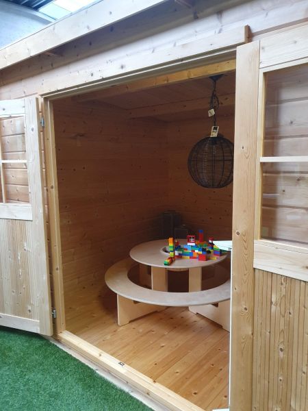 Blokhut met lessenaarsdak 300x250 cm - incl. geïmpregneerde funderingsbalken, dakleer en houten binnenvloer - Showmodel Wommelgem