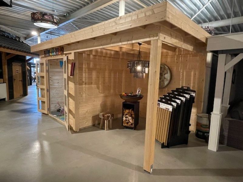 Van Kooten Prime Line blokhut 250x250 cm + overkapping 250 cm + achterwand 28 mm vuren blank - Showmodel Amersfoort