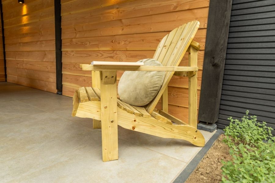 houten relax stoel voor in de tuin