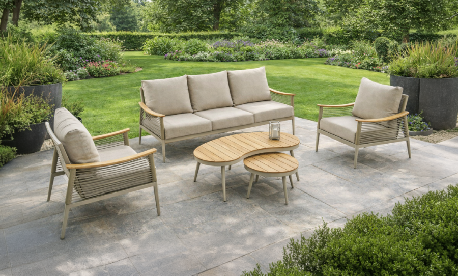 Sevilla loungeset met beige kussens in tuin