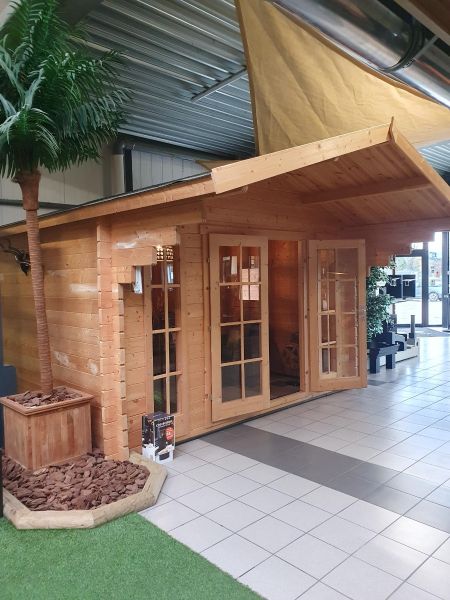 Tuindeco Sören blokhut 380x380 cm + luifel 150 cm - incl. composiet funderingsbalken en groene dakshingles - Showmodel Wommelgem