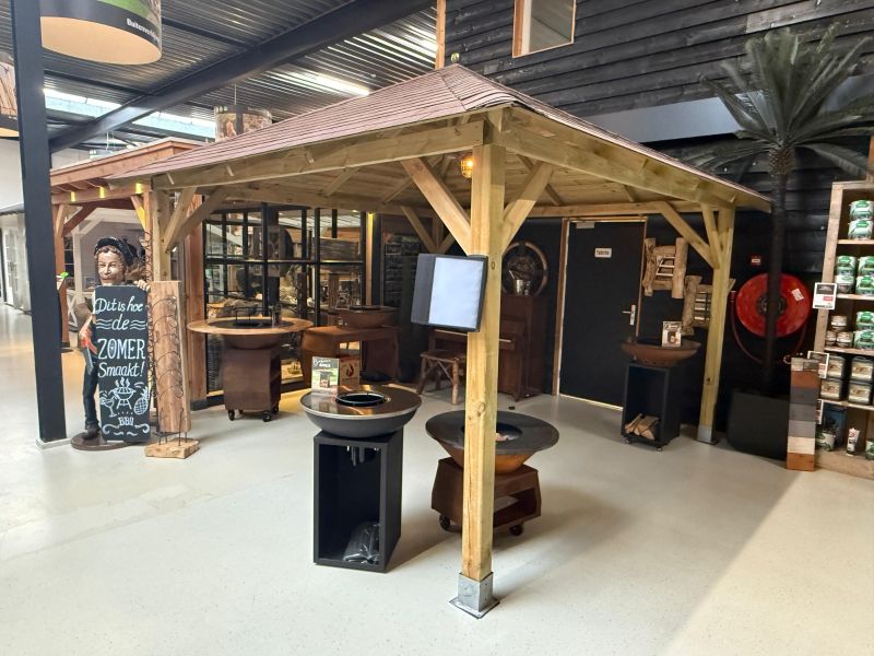 Tuindeco Classico prieel 430x430 cm vuren groen geïmpregneerd incl. rode dakshingles, paalvoethouders en afdekkap - Showmodel Numansdorp