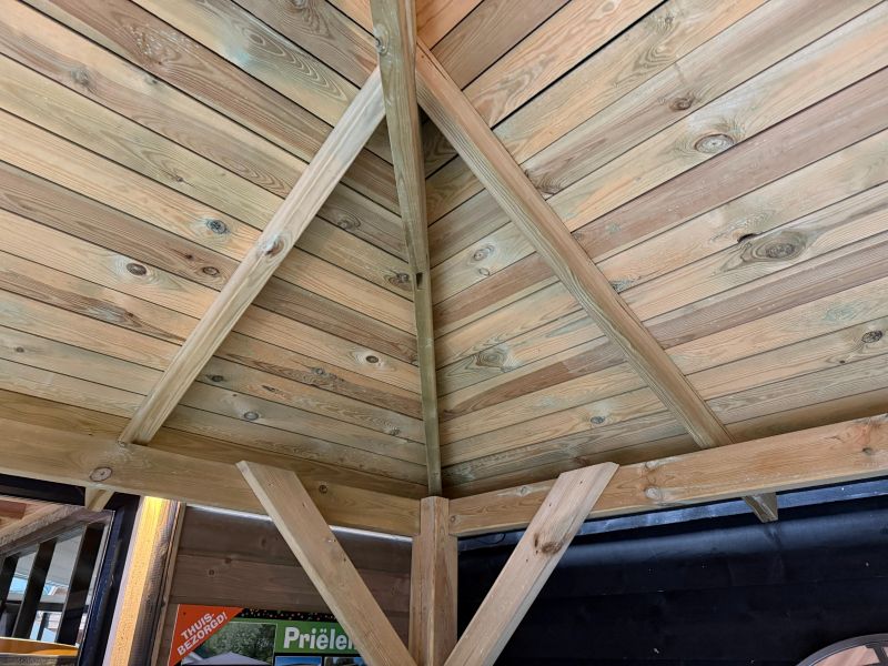 Tuindeco Classico prieel 430x430 cm vuren groen geïmpregneerd incl. rode dakshingles, paalvoethouders en afdekkap - Showmodel Numansdorp