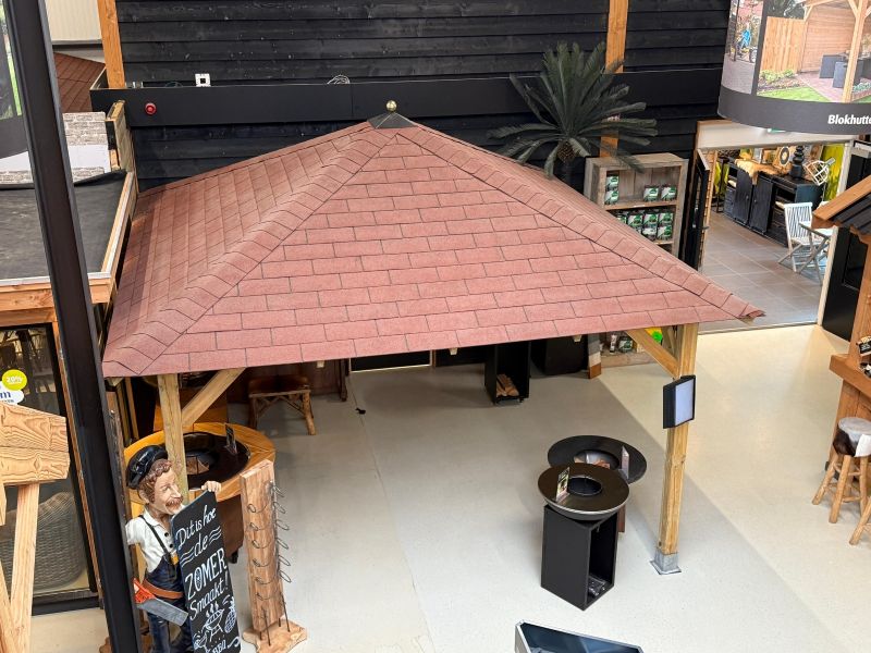 Tuindeco Classico prieel 430x430 cm vuren groen geïmpregneerd incl. rode dakshingles, paalvoethouders en afdekkap - Showmodel Numansdorp