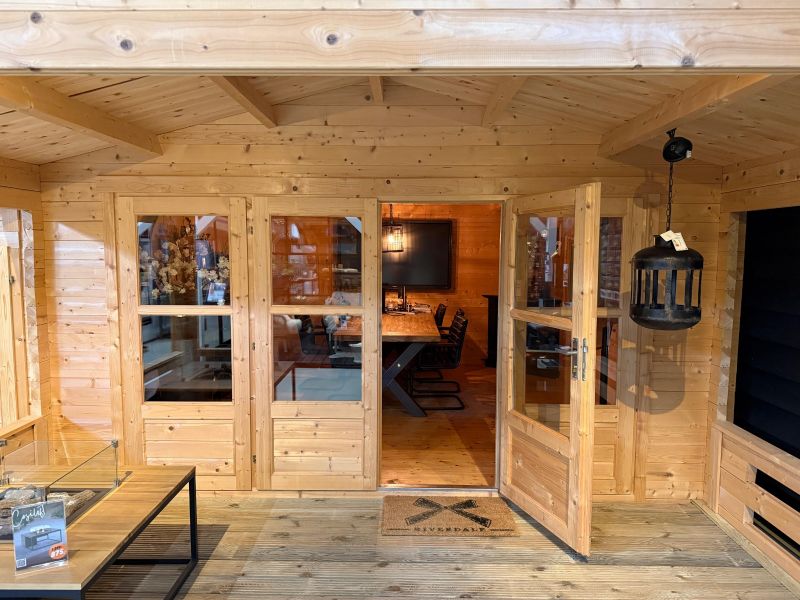 Tuindeco Manchester Blokhut 440x440 cm + overkapping 223 cm 58 mm vuren blank incl. dakshingles en vloer - Showmodel Numansdorp