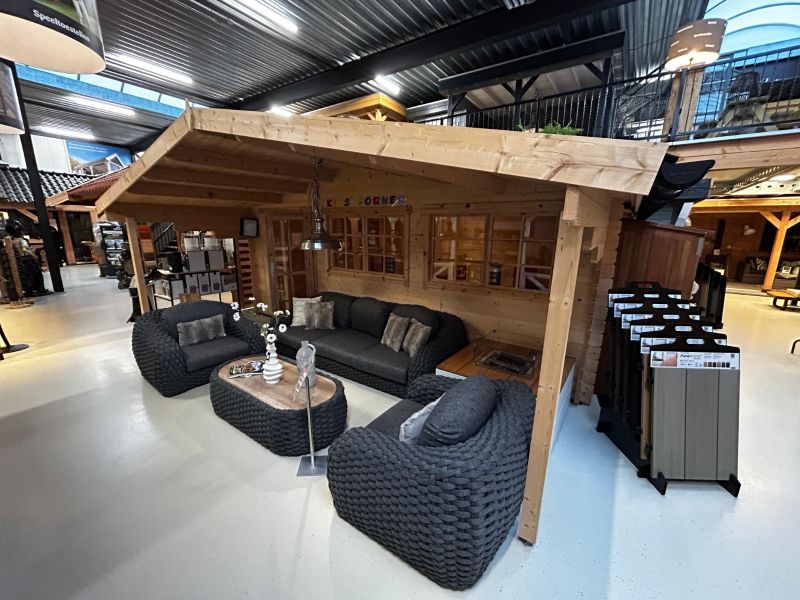 Tuindeco Piet blokhut 595x300 cm + luifel 200 cm - inclusief zwarte dakshingles, dakgoot, binnenvloer en composiet funderingsbalken - Showmodel Numansdorp