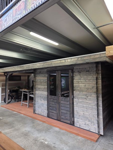 Lugarde Select Wageningen Blokhut met overkapping 300x250 cm + 300 cm 28 mm vuren keteldruk grijs geïmpregneerd