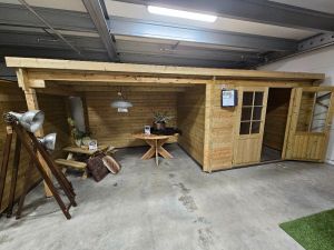 Tuindeco Freddy blokhut 300x250 cm + luifel 298 cm - groen geïmpregneerd - inclusief composiet funderingsbalken, exclusief dakbedekking - Showmodel Hoofddorp