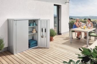 Biohort Terraskast M High in zilvergrijs metallic, compacte opbergkast voor buitengebruik met strakke metalen afwerking.