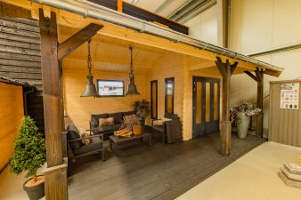 Blokhut met inpandige luifel 340x380 cm - incl. binnenvloer, composiet vlonder en zinken dakgoot eenzijdig - Velp