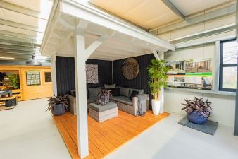 Tuinkamer Excellent 300 vrijstaand, breedtemaat C - Wit - incl. zwarte wanden en vlonderplanken - Velp
