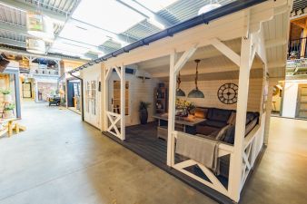 Interflex 6732 Blokhut 667x320 cm 40 mm vuren compleet wit gecoat incl. zwarte dakshingles (tweezijdig), antraciet goot (eenzijdig), composiet funderingsbalken en vlonder in luifel - Showmodel Hoofddorp